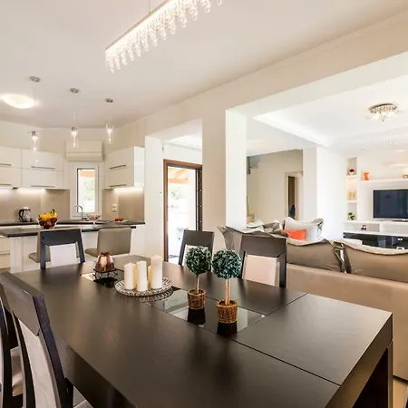 Johnnie Villa Pouládes