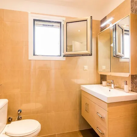 Johnnie Villa Pouládes