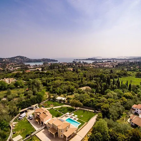 Johnnie Villa Pouládes