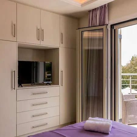 Johnnie Villa Pouládes