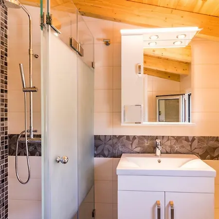 Johnnie Villa Pouládes