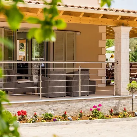 Johnnie Villa Pouládes