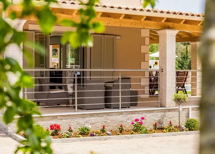 Johnnie Villa Pouládes