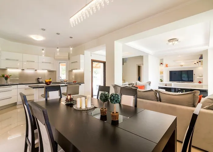 Johnnie Villa Pouládes